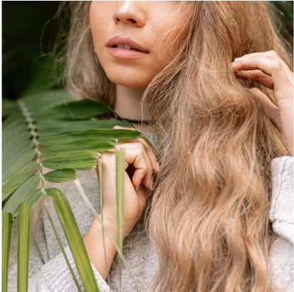 Chica mostrando su cabello saludable