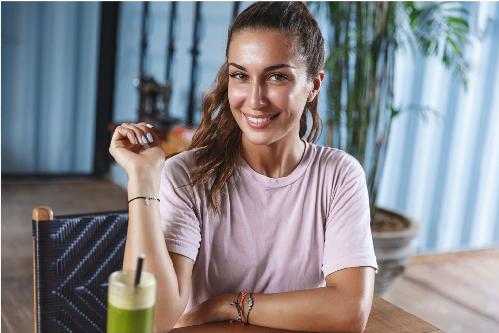 Chica feliz tomando un batido de colágeno