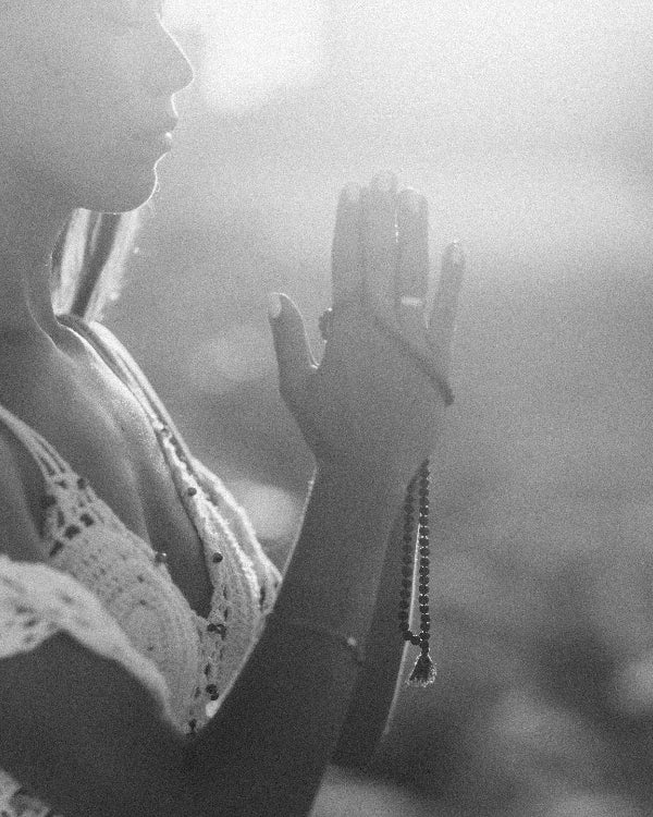 chica meditando